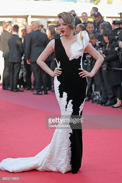 Lý Nhã Kỳ diện váy đen trắng quyến rũ trong ngày bế mạc LHP Cannes 2018 Lý Nhã Kỳ diện váy đen trắng quyến rũ trong ngày bế mạc LHP Cannes 2018